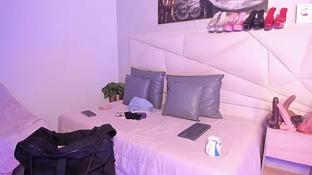 Sofi Perez  online show from November 19, 2025, 11:10 am