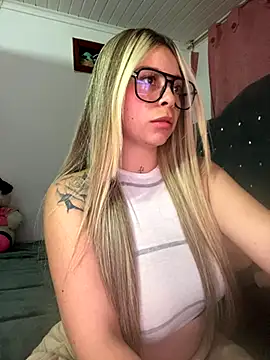 CristalGmez online show from November 21, 2025, 3:27 am