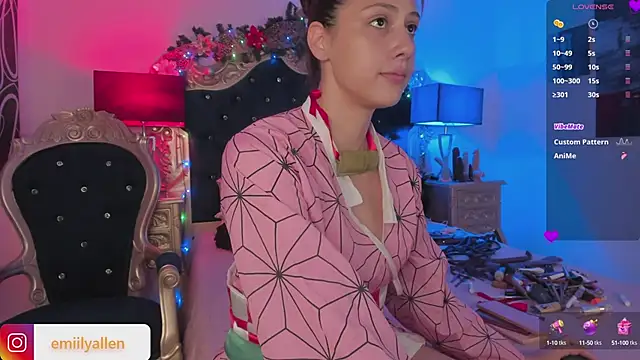 Snapshot of EmilyAllen_ chatting on December 19, 2024, 5:51 am EmilyAllen online show from December 19, 2024, 5:51 am