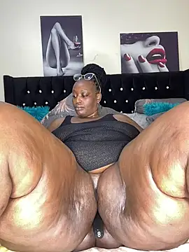 MsWhiteChocolatte online show from January 19, 2025, 10:17 am