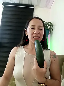 Snapshot of emilypoppy3 chatting on October 31, 2025, 4:02 am emilypoppy3 online show from October 31, 2025, 4:02 am