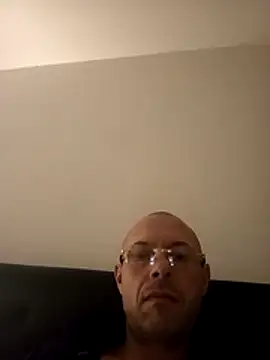 Guitccch online show from April 8, 2026, 2:33 am