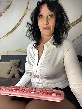 Snapshot of Katie-n chatting on October 29, 2025, 6:48 am Katie-n online show from October 29, 2025, 6:48 am