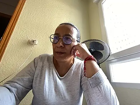 sweeviolet online show from February 24, 2025, 11:43 am