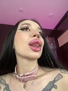 Snapshot of Molly__Moon chatting on October 31, 2025, 2:34 am Molly Moon online show from October 31, 2025, 2:34 am