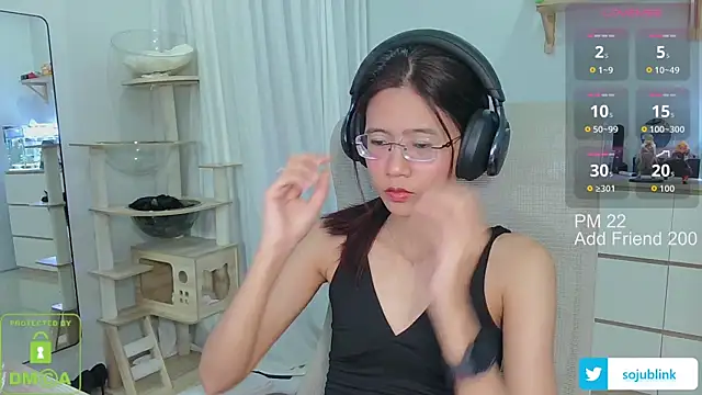 littlemiilk online show from November 15, 2025, 7:49 am