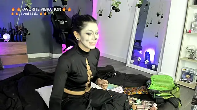 Raven Witch  online show from March 19, 2026, 4:33 pm