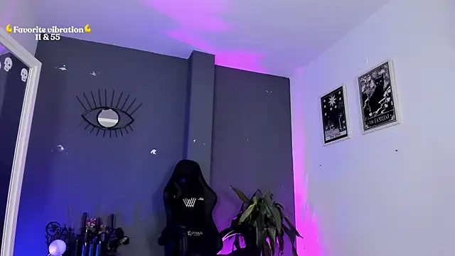 Raven Witch  online show from April 18, 2026, 7:07 pm