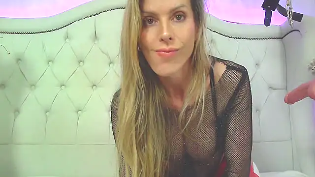 carolinesampaio online show from November 9, 2025, 1:15 am