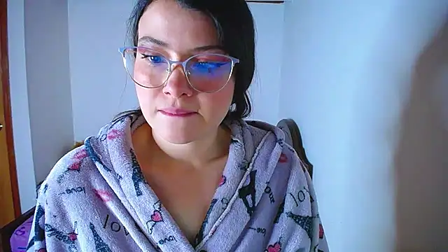 juli05star20 online show from October 5, 2025, 8:51 pm