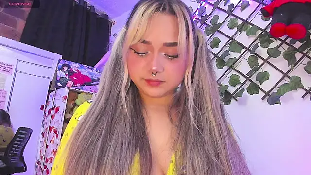 Snapshot of Pucaa_ chatting on January 4, 2025, 12:48 am Pucaa online show from January 4, 2025, 12:48 am