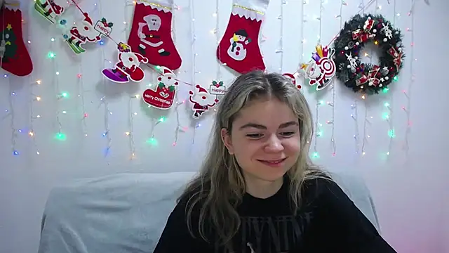 Snapshot of TinaRedly chatting on December 17, 2024, 12:34 am TinaRedly online show from December 17, 2024, 12:34 am