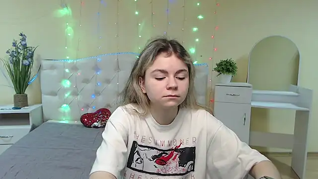 Snapshot of TinaRedly chatting on February 2, 2025, 4:54 pm TinaRedly online show from February 2, 2025, 4:54 pm