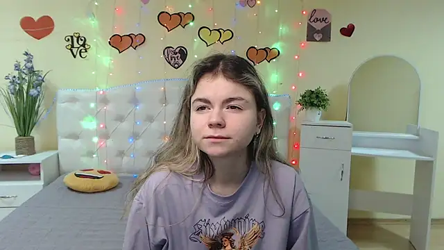 Snapshot of TinaRedly chatting on February 18, 2025, 1:10 am TinaRedly online show from February 18, 2025, 1:10 am