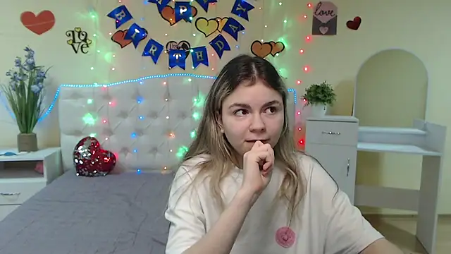 Snapshot of TinaRedly chatting on March 3, 2025, 12:48 am TinaRedly online show from March 3, 2025, 12:48 am