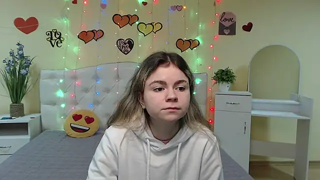 Snapshot of TinaRedly chatting on March 5, 2025, 6:34 pm TinaRedly online show from March 5, 2025, 6:34 pm