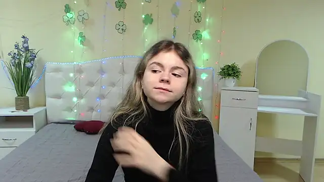 Snapshot of TinaRedly chatting on March 19, 2025, 6:23 pm TinaRedly online show from March 19, 2025, 6:23 pm