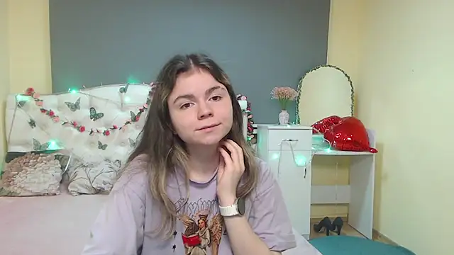 Snapshot of TinaRedly chatting on April 19, 2026, 6:10 pm TinaRedly online show from April 19, 2026, 6:10 pm