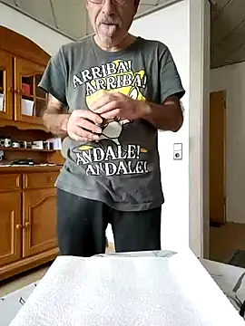 Snapshot of bottomhairy chatting on December 6, 2024, 11:44 am bottomhairy online show from December 6, 2024, 11:44 am