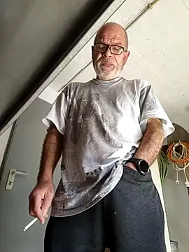 Snapshot of bottomhairy chatting on April 9, 2026, 9:36 am bottomhairy online show from April 9, 2026, 9:36 am