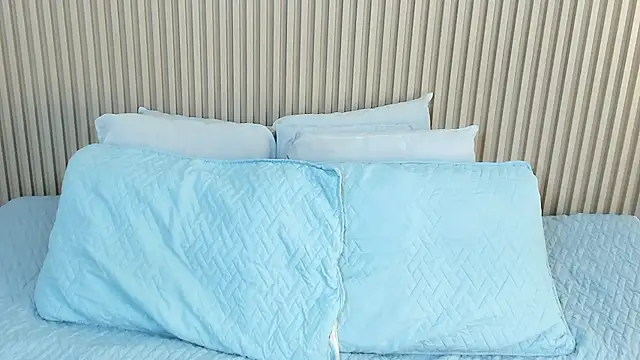 charlottebrowns  online show from November 21, 2025, 12:15 pm