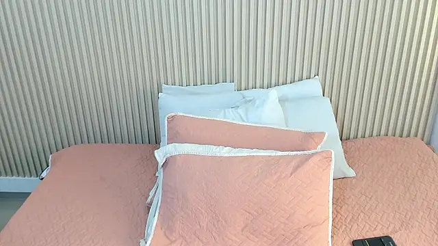 charlottebrowns  online show from December 2, 2025, 12:21 pm