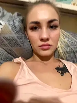 Snapshot of DreamGirl-777 chatting on October 23, 2025, 1:54 pm DreamGirl-777 online show from October 23, 2025, 1:54 pm