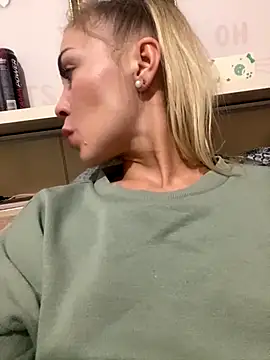 Snapshot of DreamGirl-777 chatting on October 28, 2025, 1:14 pm DreamGirl-777 online show from October 28, 2025, 1:14 pm