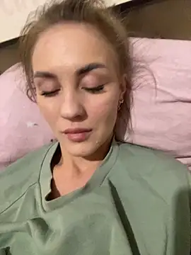 Snapshot of DreamGirl-777 chatting on November 21, 2025, 1:32 pm DreamGirl-777 online show from November 21, 2025, 1:32 pm