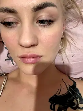 Snapshot of DreamGirl-777 chatting on November 25, 2025, 1:33 pm DreamGirl-777 online show from November 25, 2025, 1:33 pm