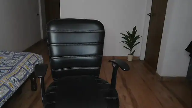 Snapshot of Suzie_darling chatting on November 26, 2025, 2:45 am Suzie darling online show from November 26, 2025, 2:45 am