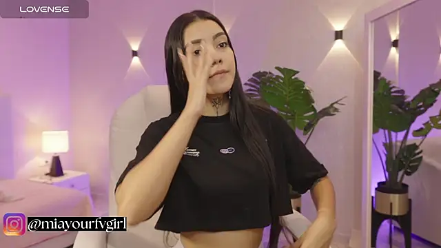 miagomezweb1 online show from October 17, 2025, 1:03 pm