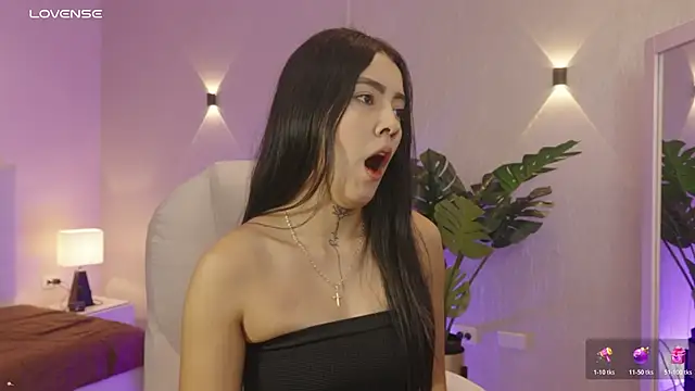 miagomezweb1 online show from November 6, 2025, 2:07 pm