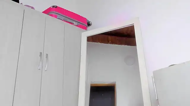 Kendall Hotsexy x online show from April 14, 2026, 7:58 am