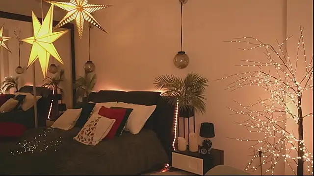 DaisyStacey online show from December 18, 2025, 8:04 pm