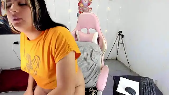 blonde girl01 online show from December 15, 2025, 4:33 pm