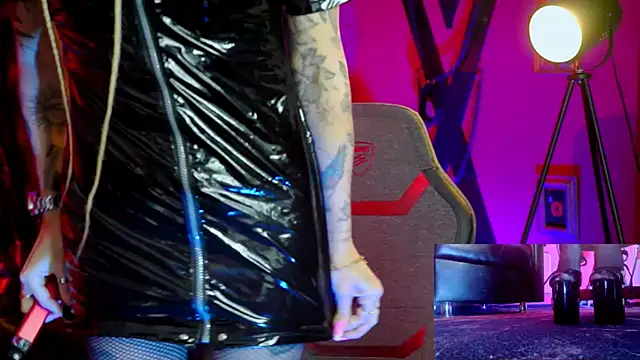 MonicaMaxwel online show from April 2, 2026, 9:51 am