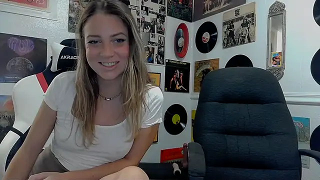 Snapshot of molly_witha_chance chatting on January 16, 2025, 9:51 pm molly witha chance online show from January 16, 2025, 9:51 pm