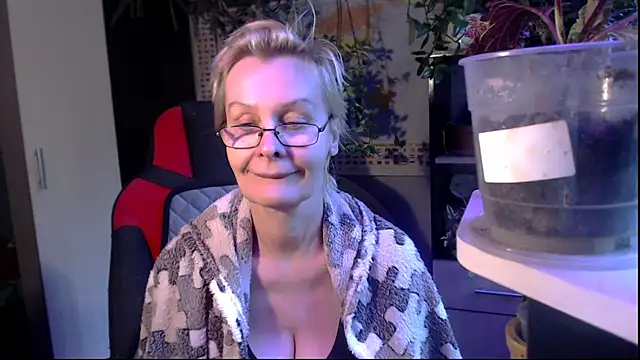 Snapshot of HelgaHimmell chatting on May 19, 2026, 4:41 am HelgaHimmell online show from May 19, 2026, 4:41 am
