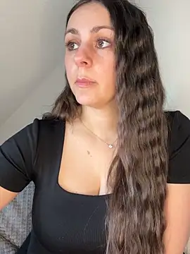 Loella-Rose online show from April 27, 2026, 6:33 am