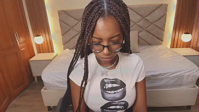 Snapshot of Raquel_jones chatting on February 25, 2026, 12:26 pm Raquel jones online show from February 25, 2026, 12:26 pm