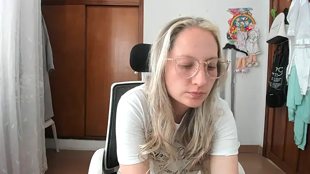 Snapshot of Adele_johnsonn1 chatting on November 6, 2025, 3:46 pm Adele johnsonn1 online show from November 6, 2025, 3:46 pm