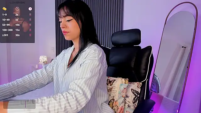 Snapshot of emilyruiz1 chatting on February 18, 2025, 11:33 am emilyruiz1 online show from February 18, 2025, 11:33 am