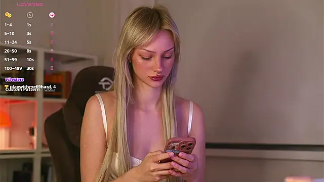 Snapshot of BabeHolly chatting on October 9, 2025, 9:35 pm BabeHolly online show from October 9, 2025, 9:35 pm