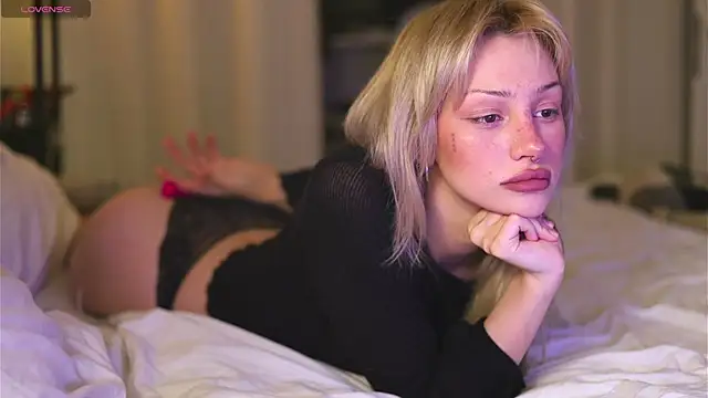 Snapshot of BabeHolly chatting on October 28, 2025, 1:20 am BabeHolly online show from October 28, 2025, 1:20 am