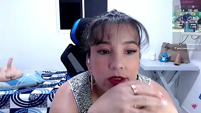 Snapshot of mom_hot__ chatting on April 27, 2026, 7:01 pm mom hot online show from April 27, 2026, 7:01 pm