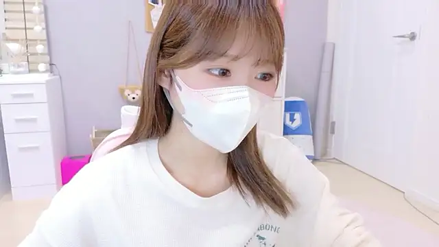 Snapshot of Yui-Ch chatting on October 6, 2025, 1:08 pm Yui-Ch online show from October 6, 2025, 1:08 pm