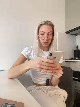 Snapshot of LuisaBecker chatting on December 12, 2024, 11:40 am LuisaBecker online show from December 12, 2024, 11:40 am