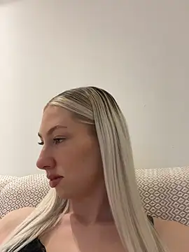 Snapshot of LuisaBecker chatting on March 10, 2025, 5:18 pm LuisaBecker online show from March 10, 2025, 5:18 pm