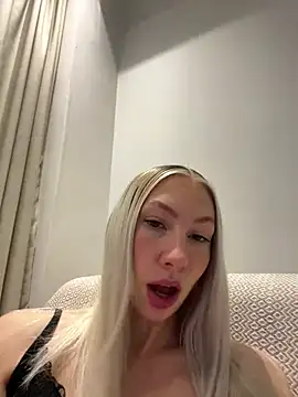 Snapshot of LuisaBecker chatting on March 10, 2025, 8:23 pm LuisaBecker online show from March 10, 2025, 8:23 pm
